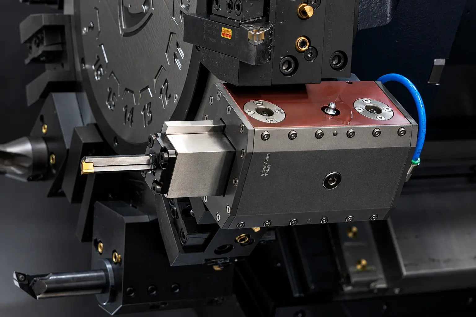 Oprawka napędzana REV Tool do live broaching na tokarce CNC